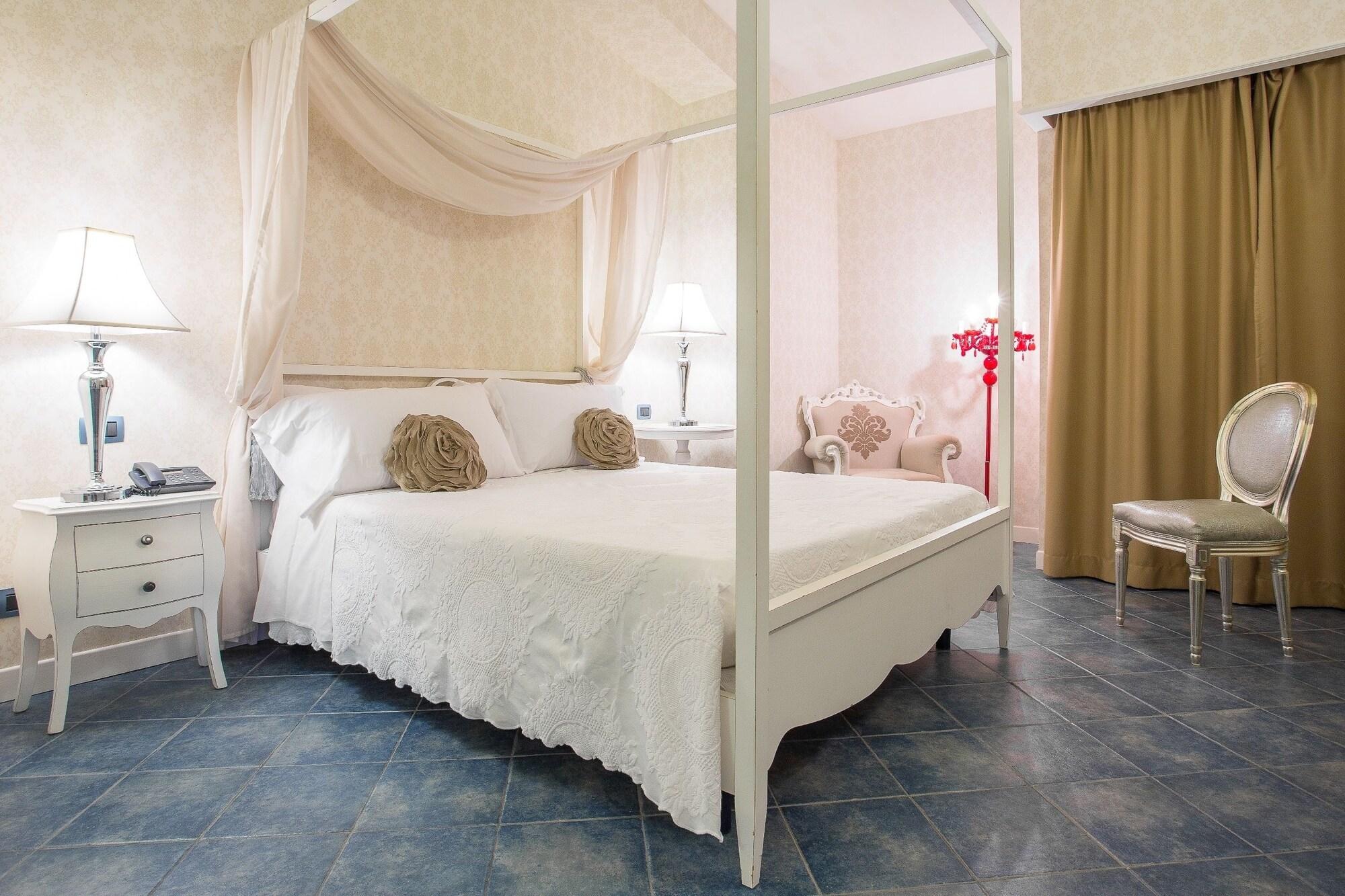 Marina & Hotel 4*